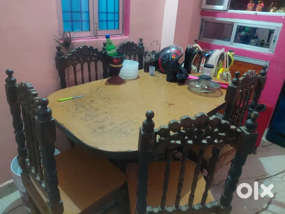 Dining Table with 6 chair made of Sagwan