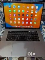 MacBook pro 2017 i7 touch bar