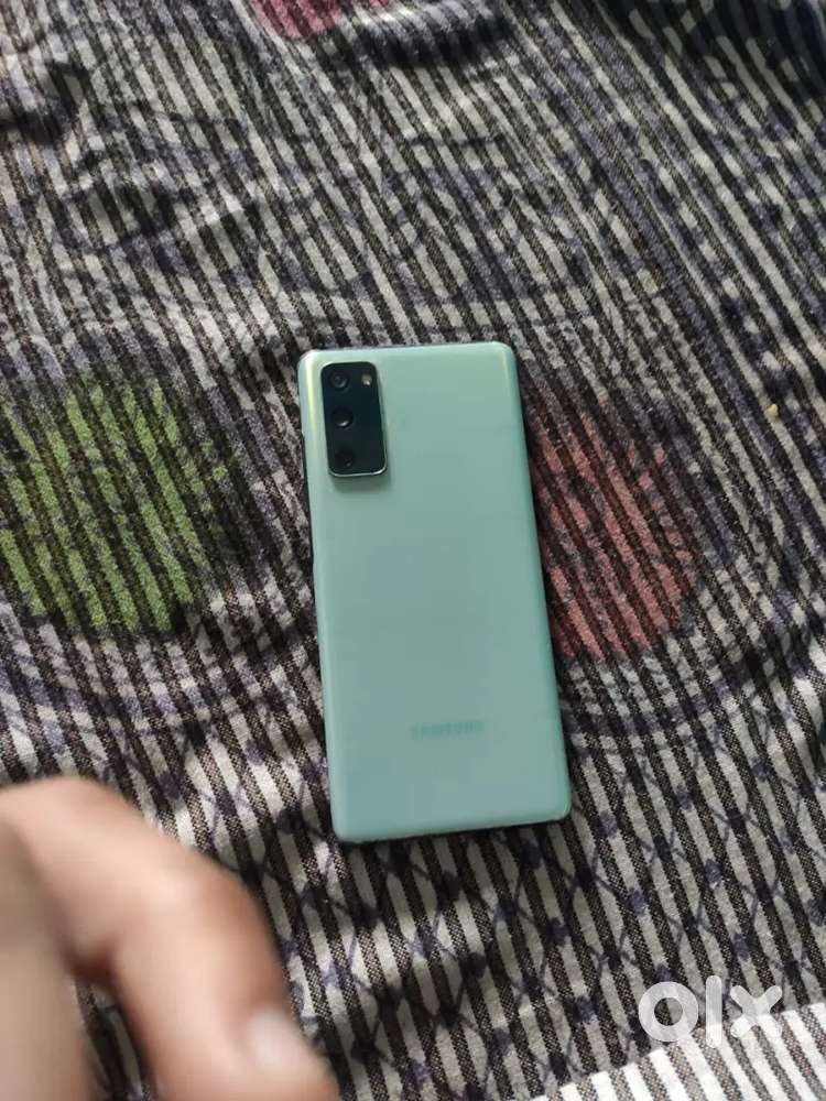 Samsung s20 fe nice phone koi problem nhi.  Hai