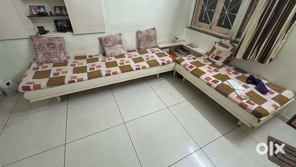 Two setti with corner