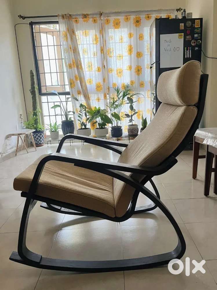 Comfortable Bentwood Rocker with Headrest - Perfect for Reading!