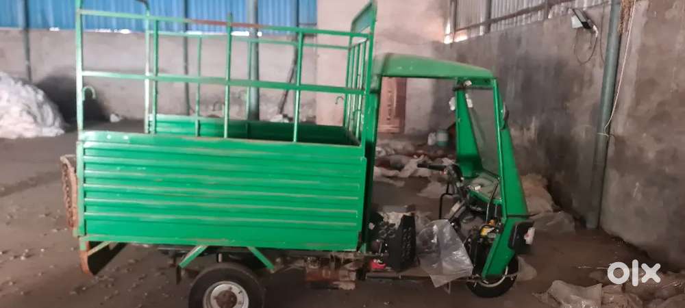 Atul loading Tempo 3 wheeler