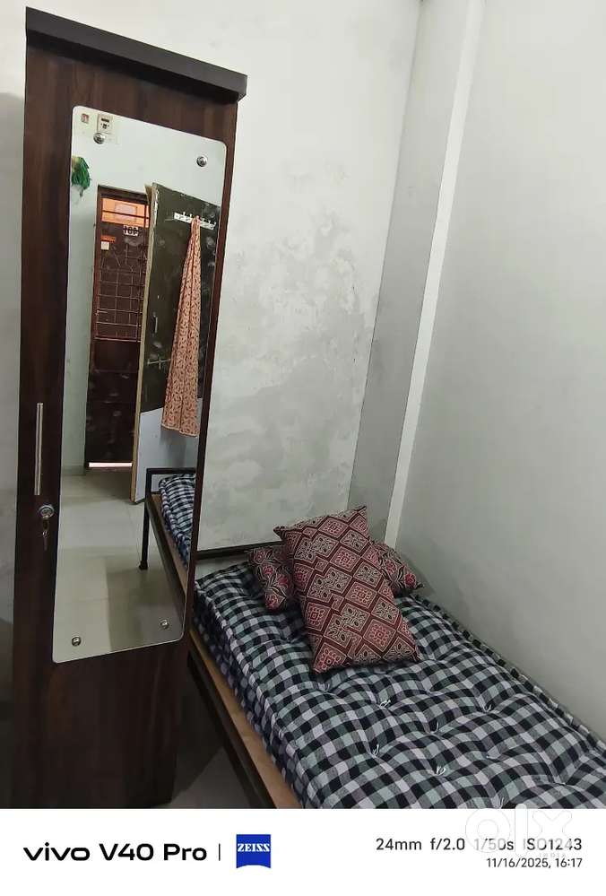 ROOM MATE ONLY 2 GIRLS