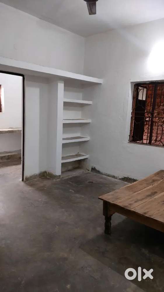 Bachelors/couple allowed with free bed nd fan