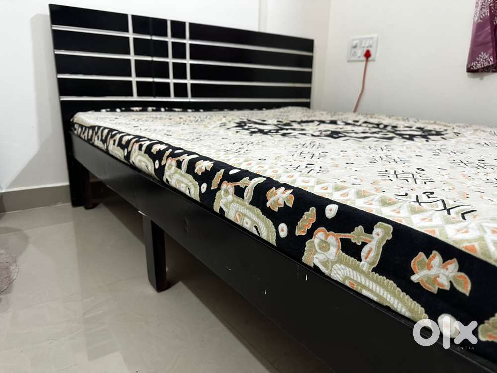 Queen Size Bed with Mattress – Excellent Condition, Great Price!