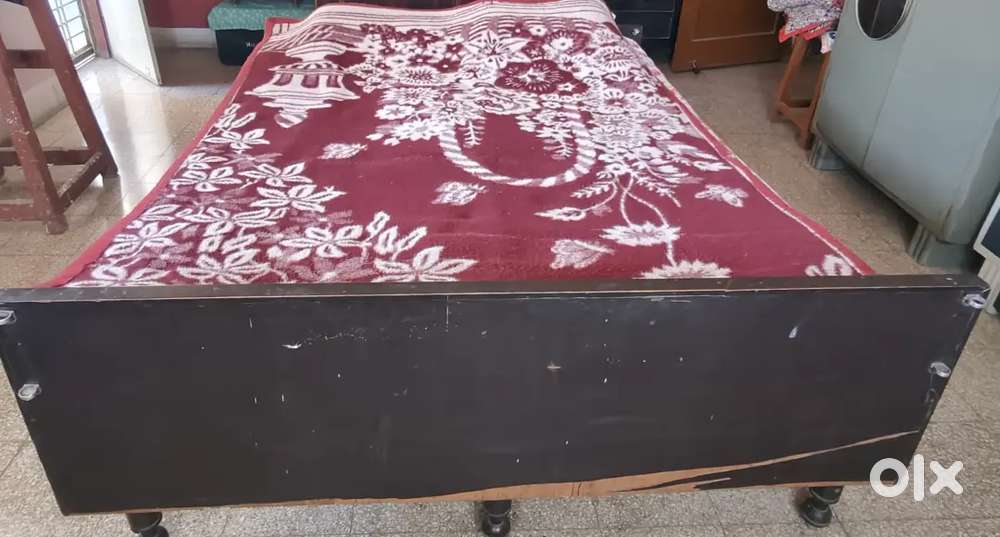 Old bed with matress in average condition