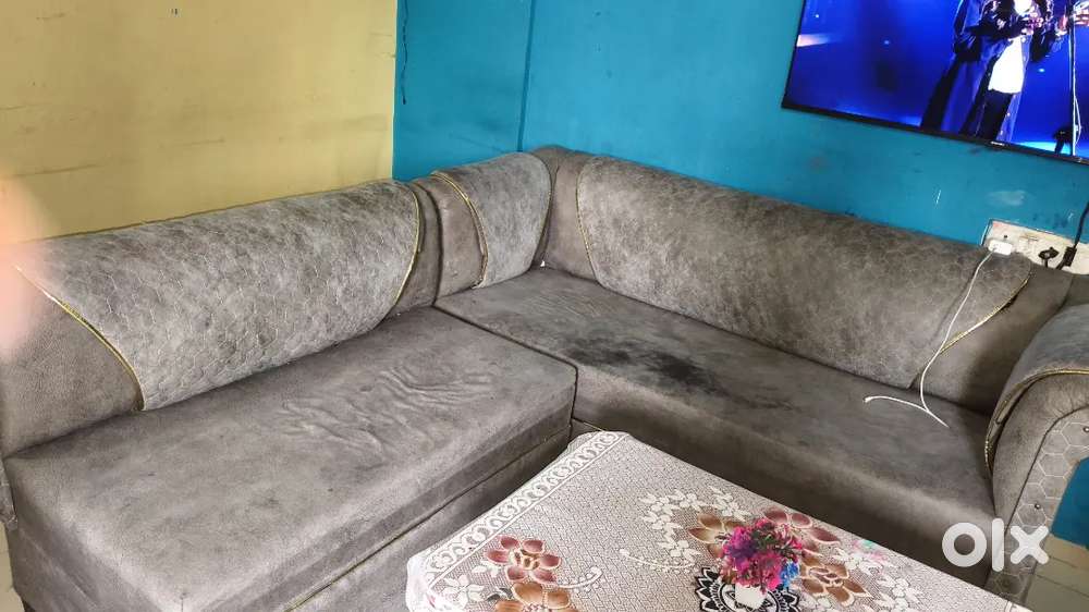 Sofa set hai 1 year hi hua hai good condition hai