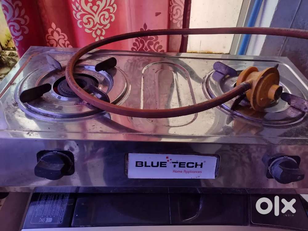 Gas stove with regulator