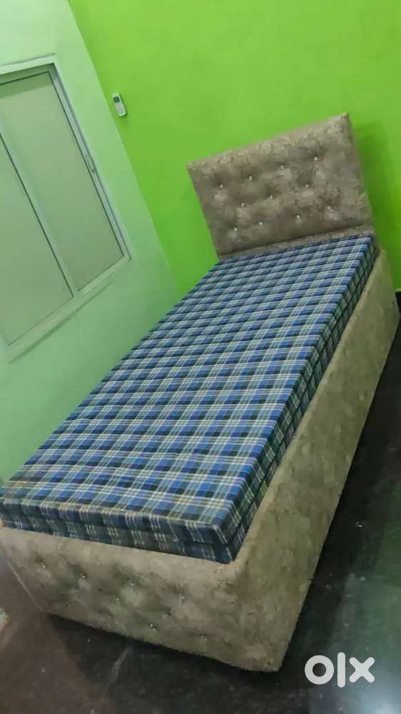 स्टाइलिश और बेहद मजबूत स्टोरेज वाला बैड