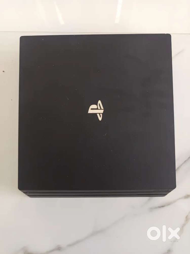 PS4 console (play station)