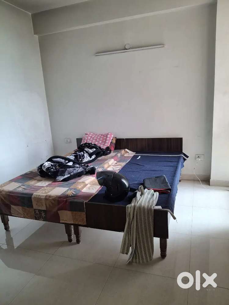 2 beds are vacant, for girls/couple