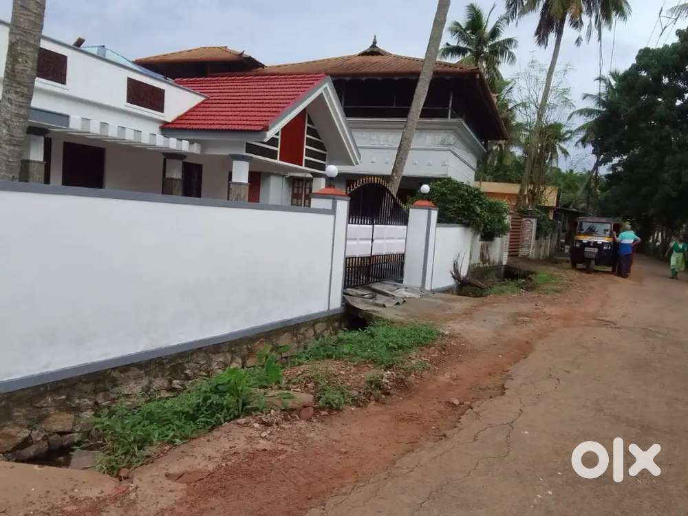 5cent.3bedroom2bathuroomhouse.kurishumoode.pamuphouse.road.