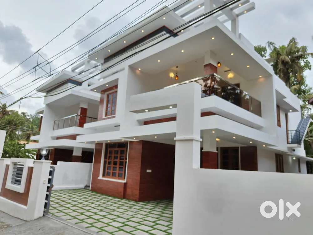 5BHK /// 5 CENT EXCELLENT HOUSE NEAR PEROORKADA  2 CAR PARKING
