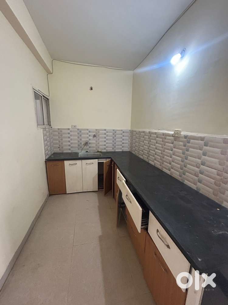 Very Spacious 1BHk Apatmrnt With Modlar kitch near by ibus stop/market