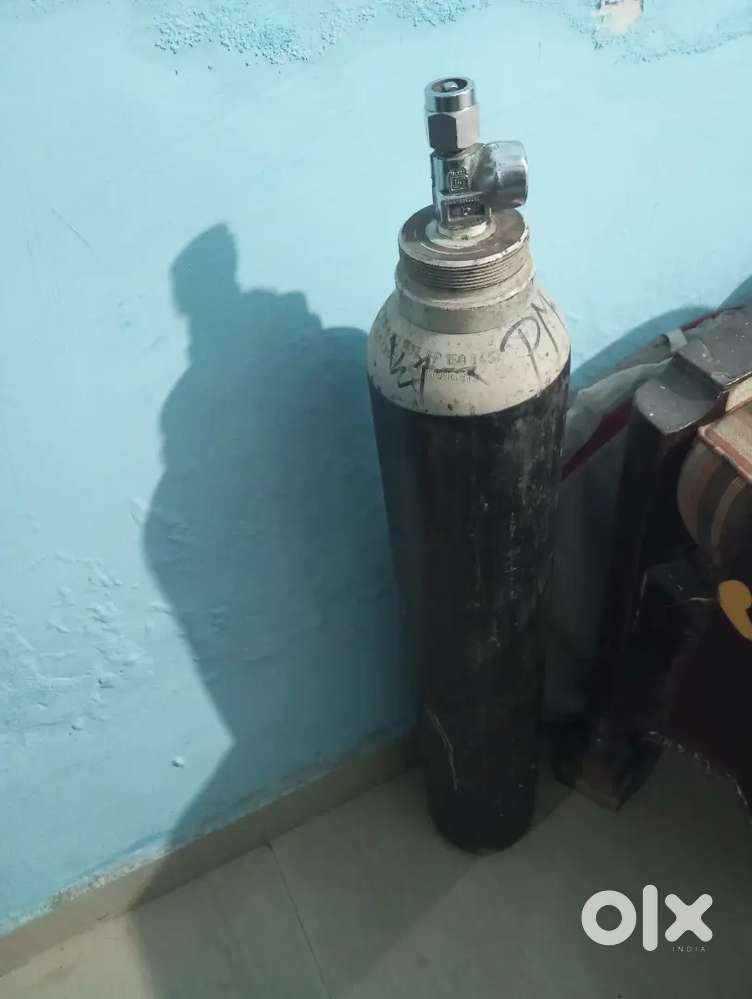 Oxygen cylinder