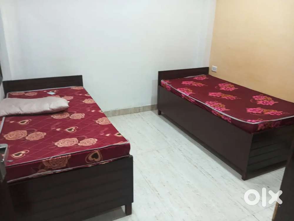 8000/- per bed including food 2 time