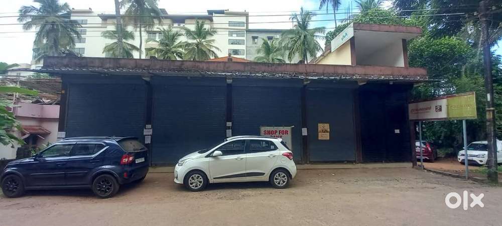 the building is suitable for office space near to the main road .