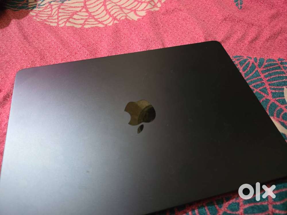 Excellent Condition 4 months old Macbook Air 2025 M4 13 - Midnight
