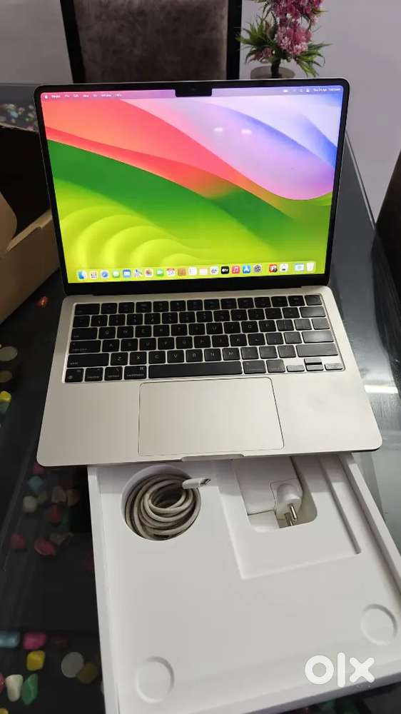 Macbook air m3 processor 8gb ram 256gb storage space battery cycle 371