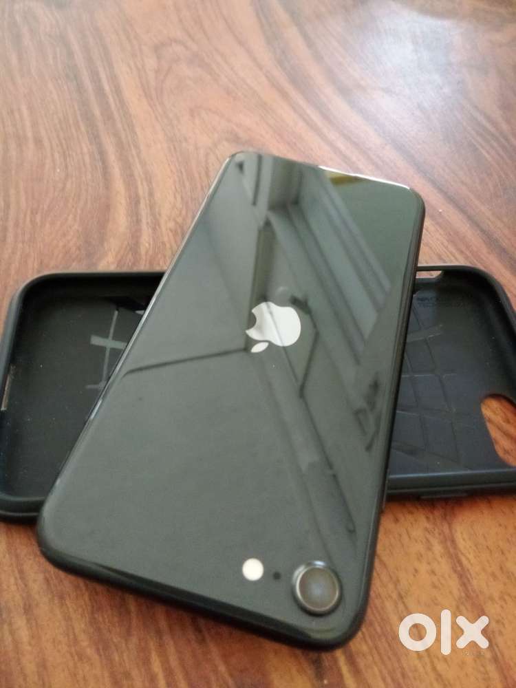 128gb iPhone SE 2 2020 with Box and charger