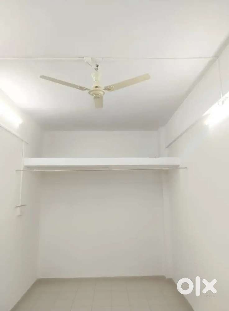 Road-facing Commercial Shop for Rent