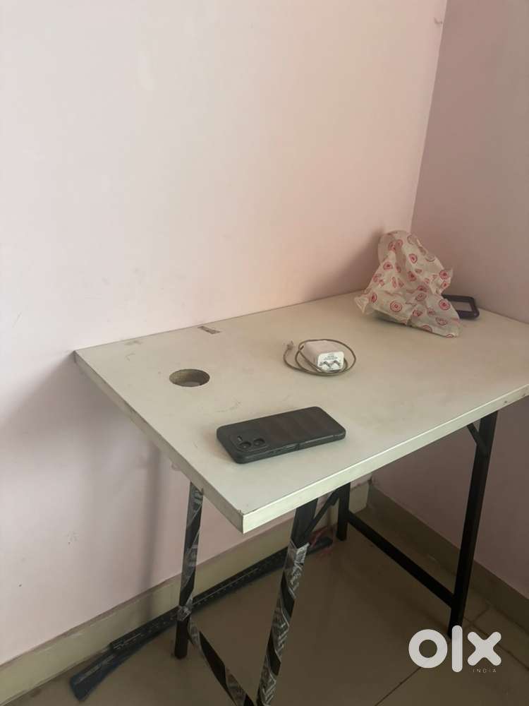 Foldable Computer table