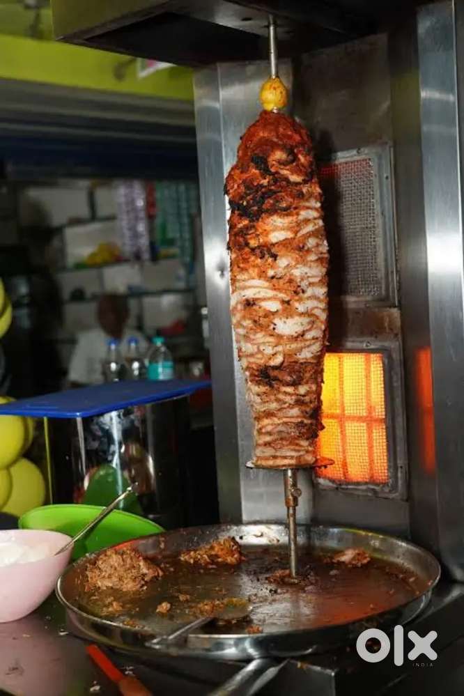 शावरमा बनाने वाला चाहिए रहना खाना फ्री