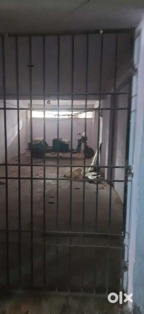 900 Sqfts Godown available on New Dak Bunglow Road & Exhibition Road.