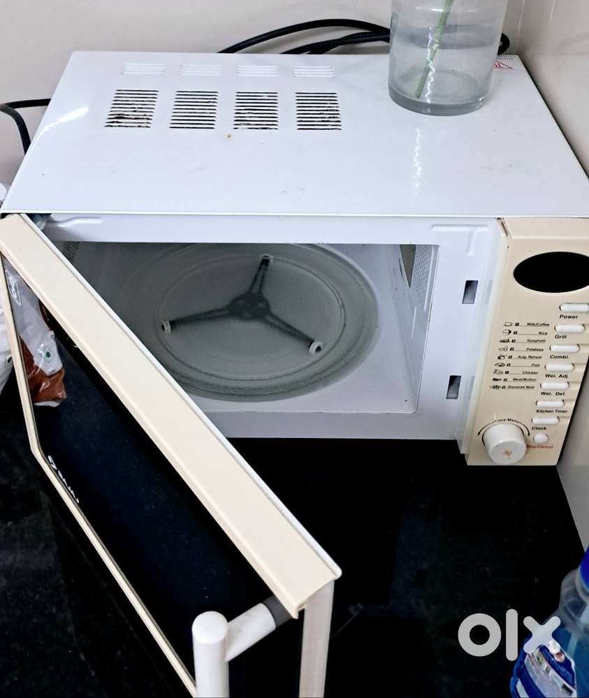 Selling 5L Bajaj Microwave