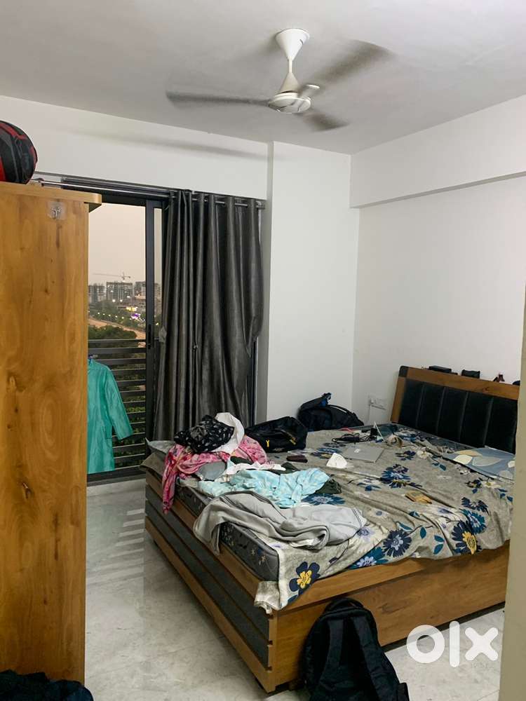Single room available in 3 bhk flat only for male