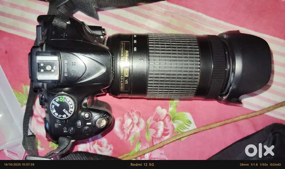 Nikon D5200 ( very good condition)