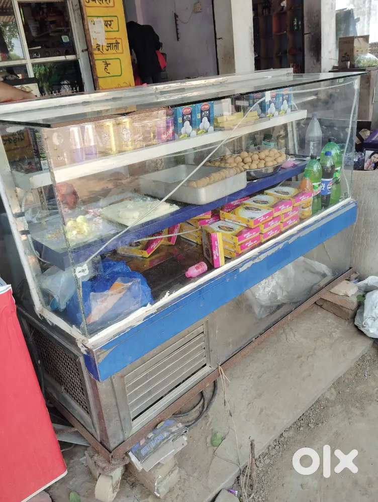 Cake display counter