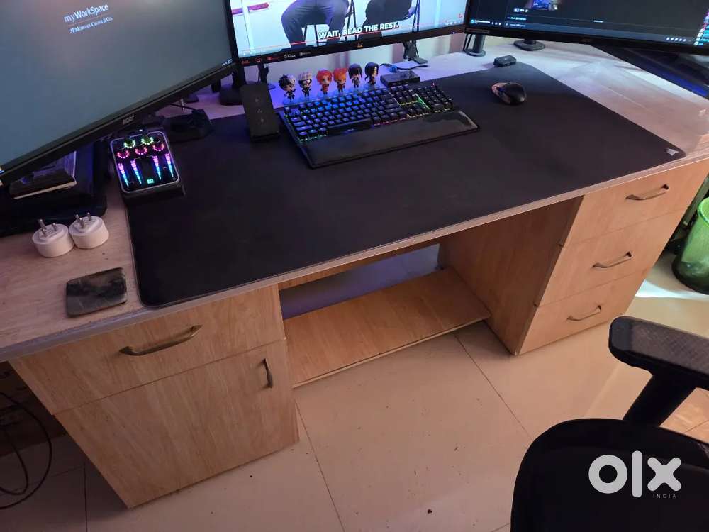 Engineered wood desk 6ft X 2.5ft