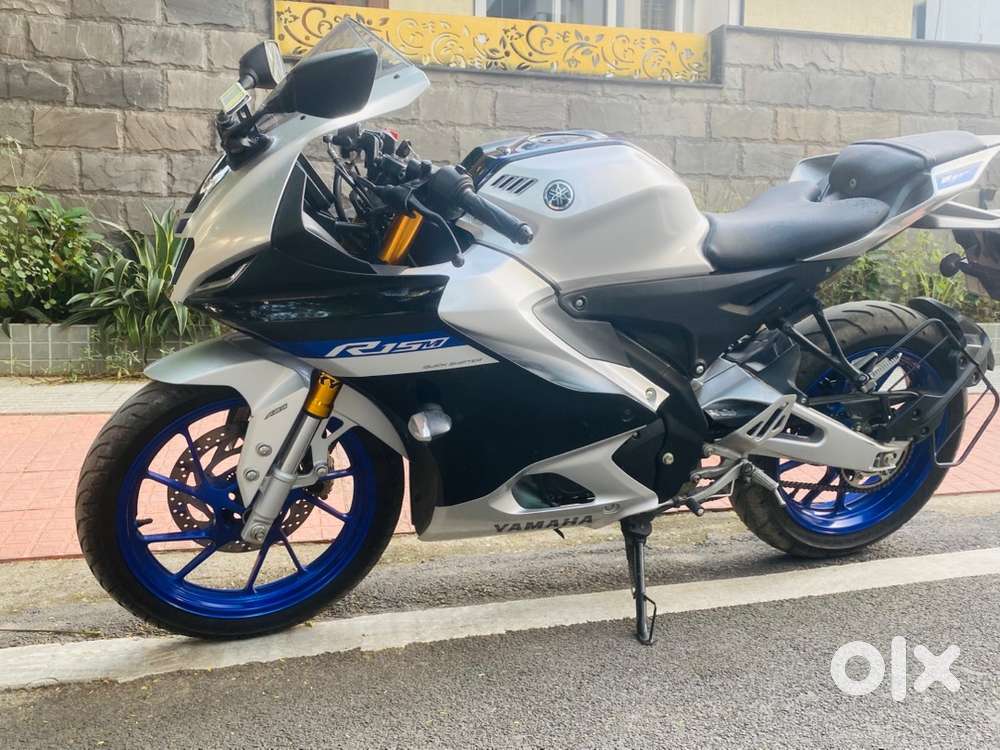 YAMAHA R1 v4