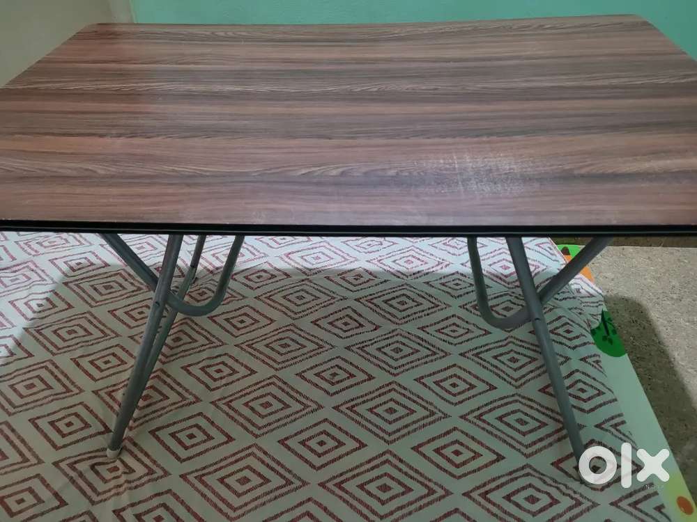 Foldable tables