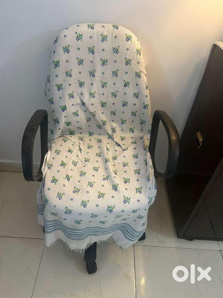 Revolving chair with Revolving wheel base