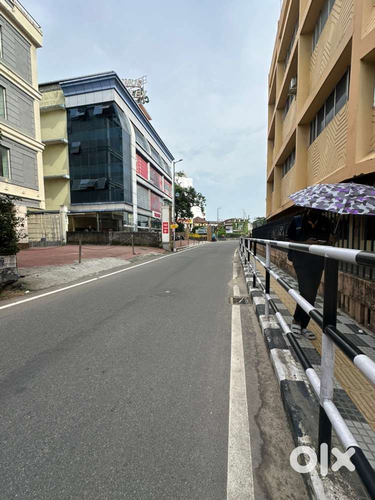 COMMERCIAL BUILDING SALE IN THAMPANOOR