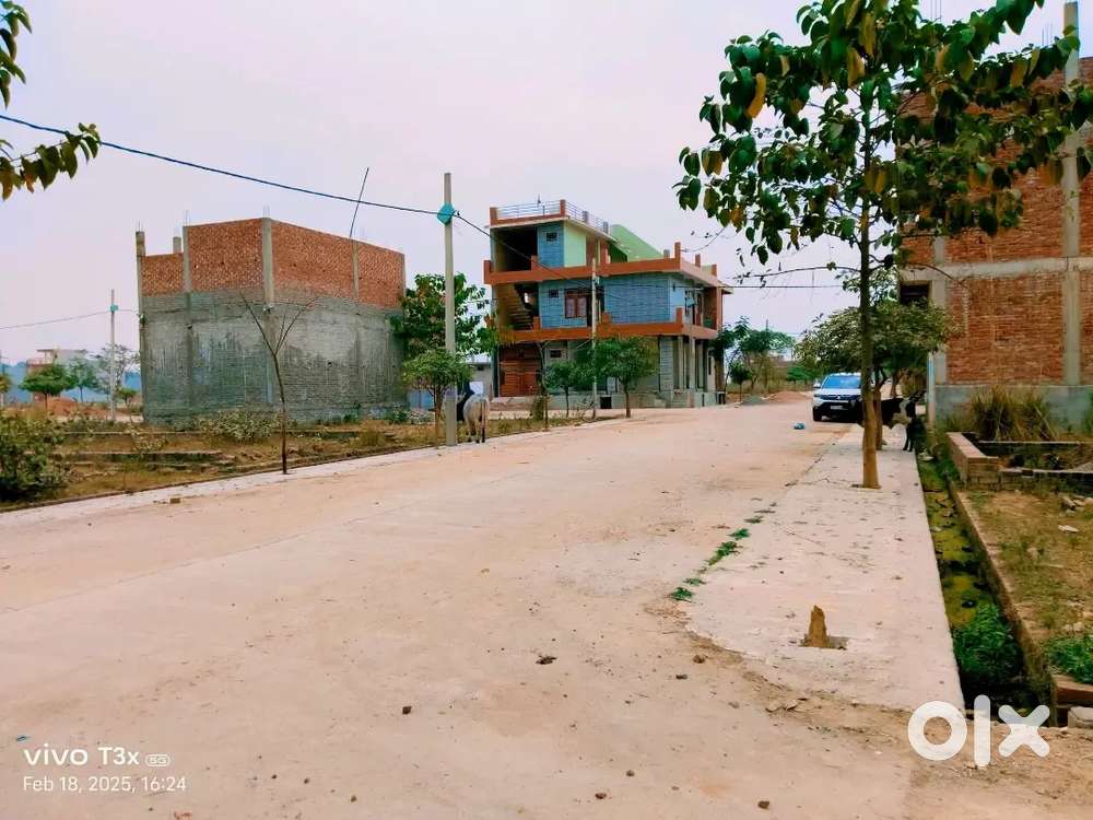 True value सहीद पथ से 100 मीटर पर मकान ले 1000 sqft का 65 लाख मे