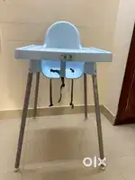 High chair with detachable food tray