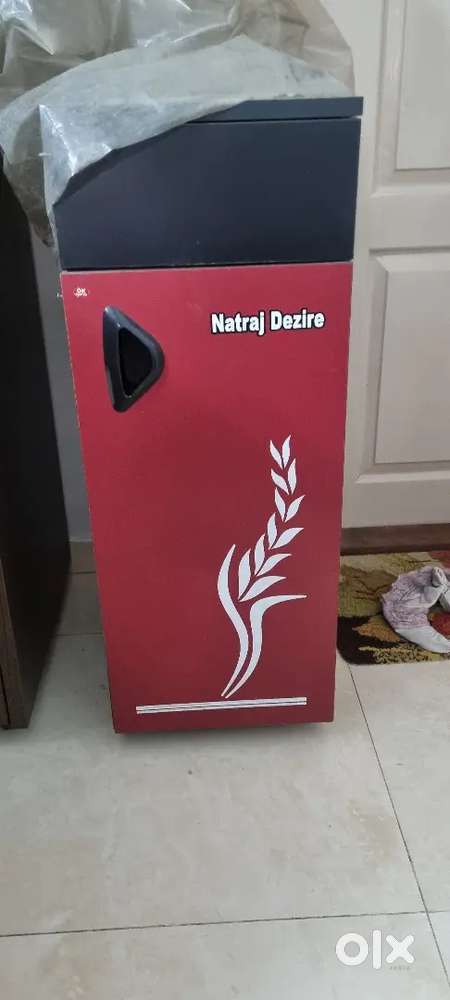 Aata chakki with inbuilt vacuum cleaner