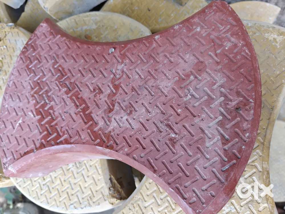 Interlocking PAVERS ईट डमरू लाल एवं पीला रंग की बिकाऊ है