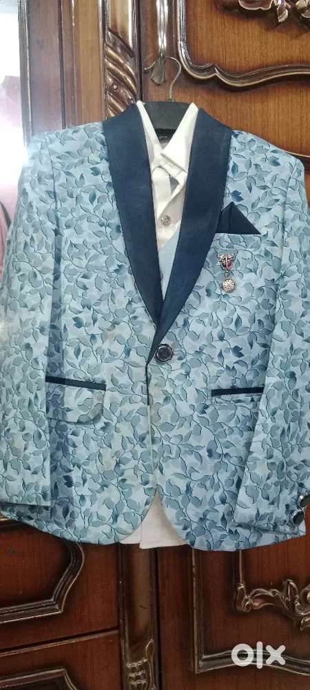 Light blue Coat pant suit - wore twice- 5-6yrs boys