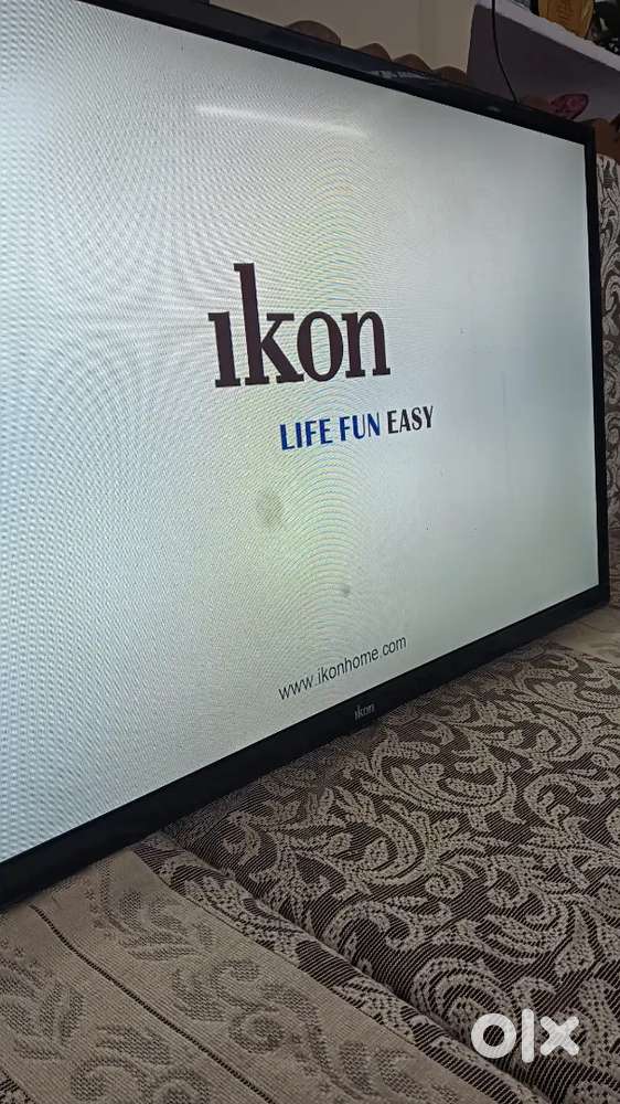 Brand New Ikon Smart Tv (32inch) with stand and remote ( 1 yr old)