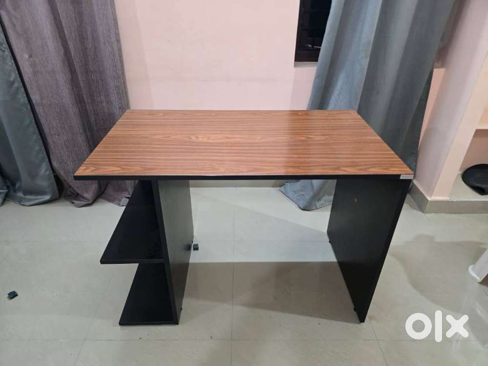 Computer Table for Sale – Excellent Condition