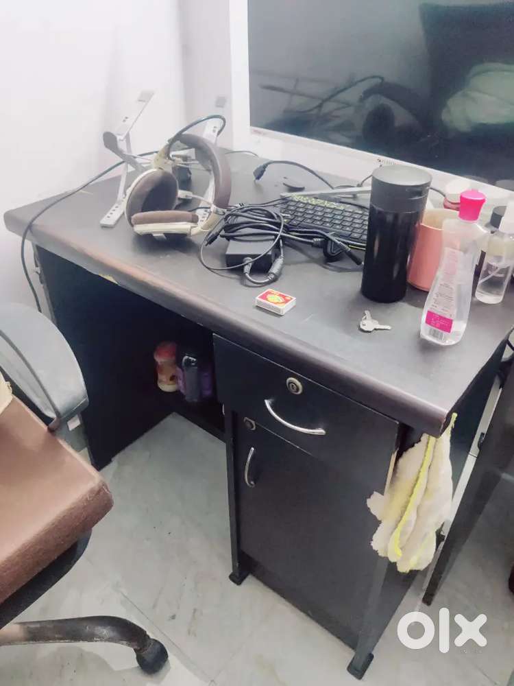Study computer table