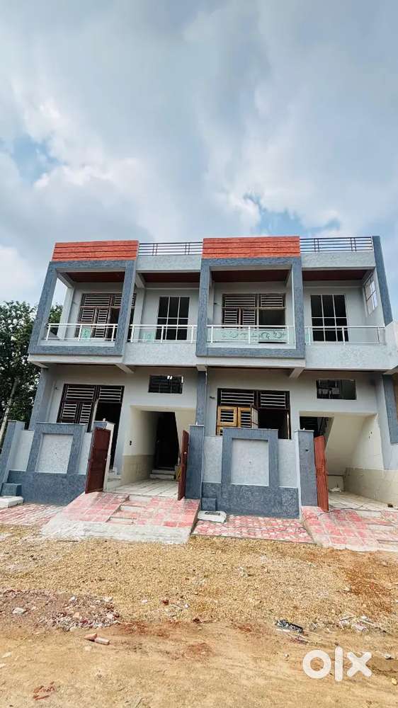 106 gaj villa wo bhi hathoj me , 3 bedroom , 2 hall ke sath ,