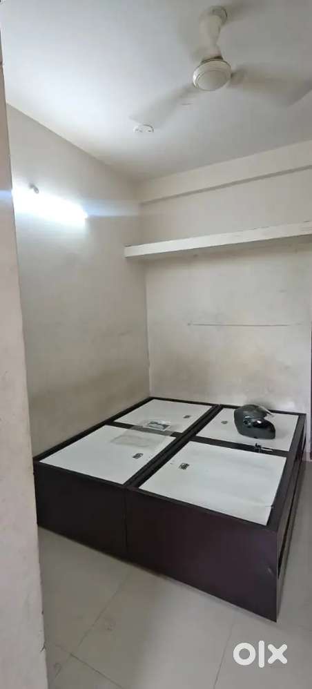 Only female roommate required