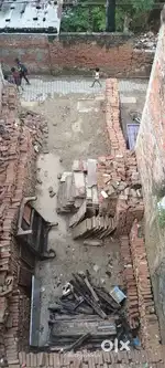 Road se 5 makan chhod kar hai