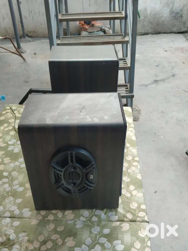 2.1 amplifier and heavy speakers good condition