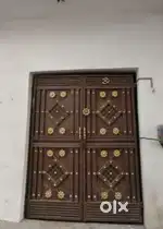 माड़ियावं में महर्षि यूनिवर्सिटी के पीछे 2 कमरे का इंडिपेंडेंट घर है